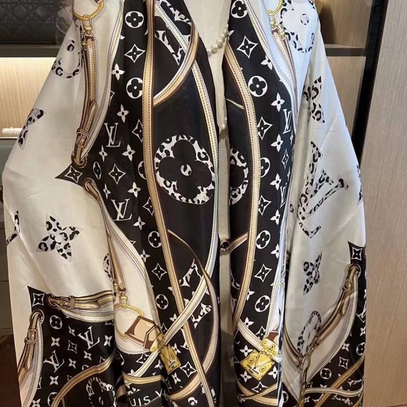 ๐โจAUTHENTICโจ๐Louis Vuitton scarf - Picture 2 of 3